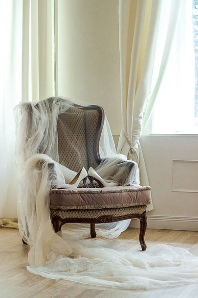 Wedding shoes on a luxurious armchair - Foto, Imagen