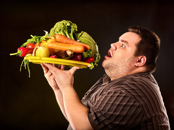 Tlustý muž dietní zdravé jídlo. Zdravá snídaně se zeleninou. - Fotografie, Obrázek