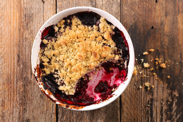 delicious berry crumble on table - Фото, зображення