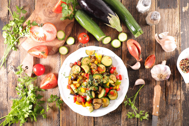 grillattuja vihanneksia, joiden raaka-aineet ovat pöydällä
 - Valokuva, kuva