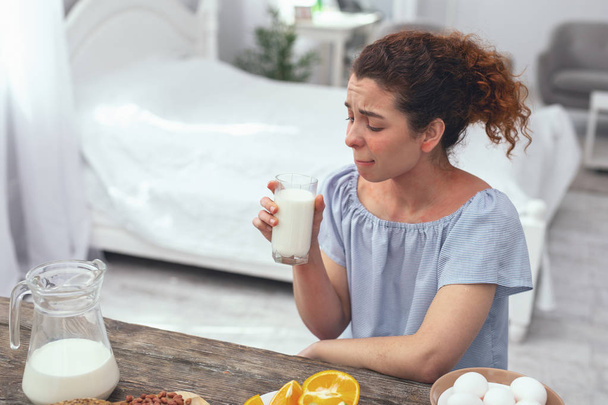 Young housewife drinking lactose free milk - Zdjęcie, obraz