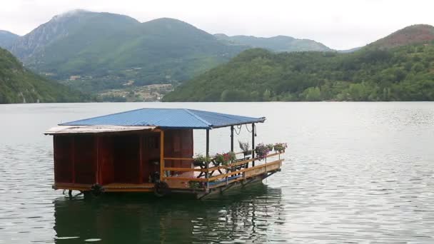 Casa in legno galleggiante sul paesaggio fluviale
 - Filmati, video