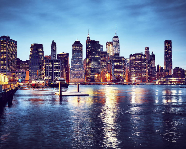 Небо Манхэттена отражается в Ист-Ривер в сумерках, цветная тонированная фотография, Нью-Йорк, США
. - Фото, изображение