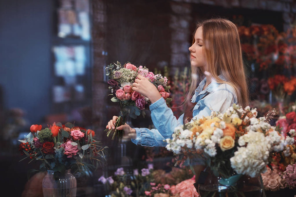 Young florist with flowers in the store - Zdjęcie, obraz
