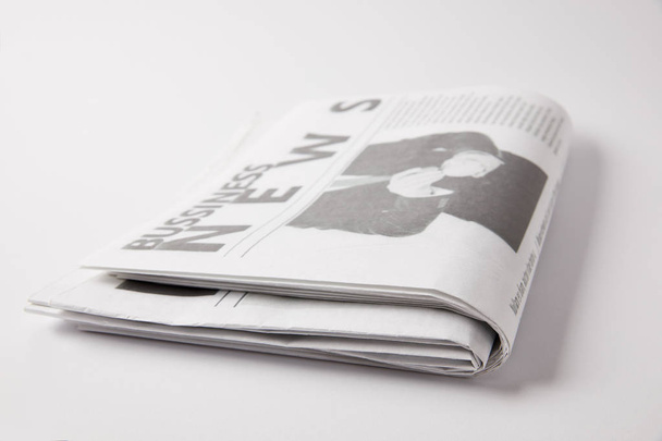 крупным планом кипы деловых газет, на белом
 - Фото, изображение