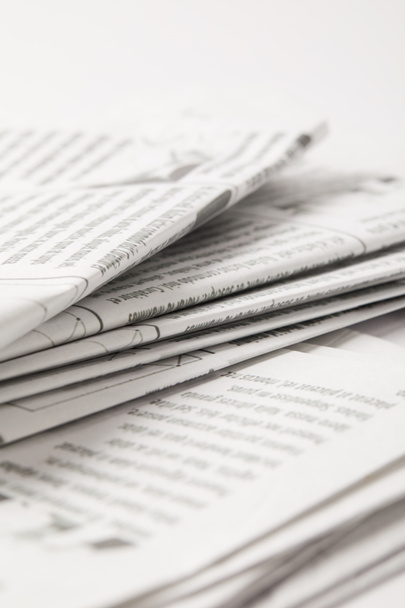 крупним планом купа щоденних газет з інформацією, на білому
 - Фото, зображення