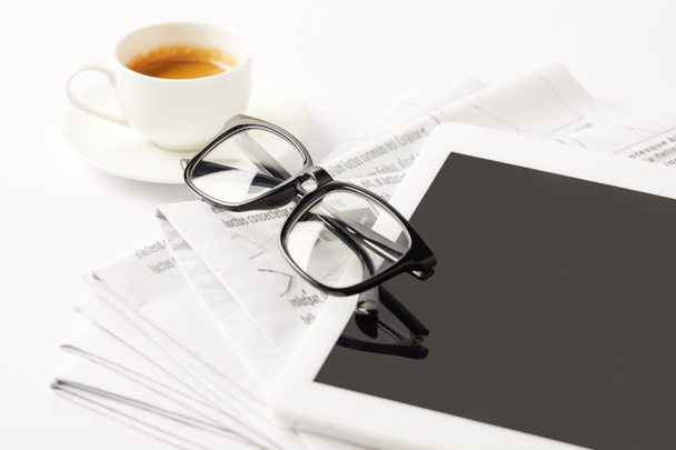 Brille, Kaffeetasse, digitales Tablet und Stapel Zeitungen, auf weiß - Foto, Bild