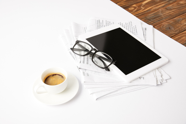 eyesight, cup of coffee, newsprint and digital tablet with blank screen, on white - Foto, imagen