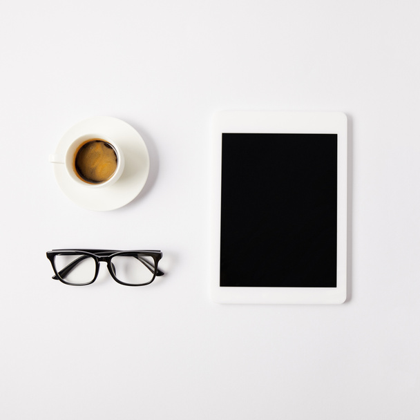 płaskie lay filiżankę kawy, okulary i cyfrowy tablet z pusty ekran, biały - Zdjęcie, obraz