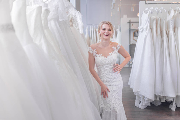 Mosolygó fiatal menyasszony a boltban - Fotó, kép