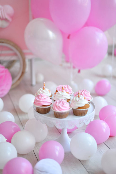 Decorations for birthday party. A lot of cakes. A lot of balloons red and white colors. One year birthday decorations. balloons pink and white colors. Ice cream party.  - Fotoğraf, Görsel