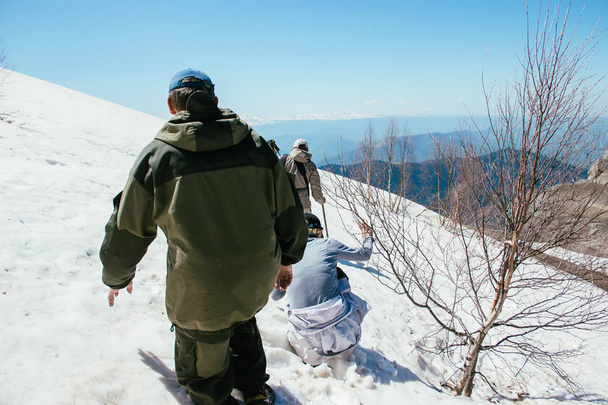 Los viajeros suben a la cima de las montañas del Cáucaso, Thach
 - Foto, Imagen