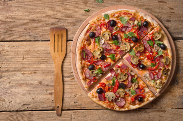 verse pizza op hout - Foto, afbeelding