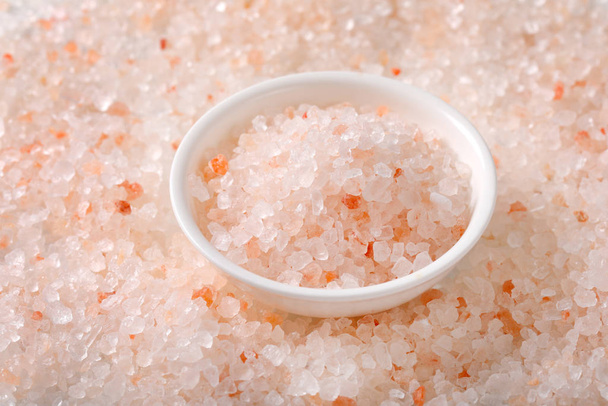 tło i miska gruboziarnistej soli himalajskiej drobnoziarnisty - Zdjęcie, obraz