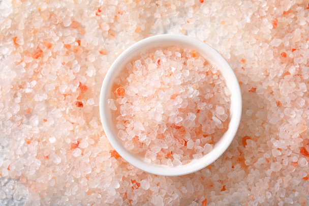 tło i miska gruboziarnistej soli himalajskiej drobnoziarnisty - Zdjęcie, obraz