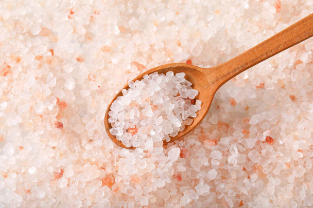 cuillère de sel de l'Himalaya à grains grossiers
 - Photo, image
