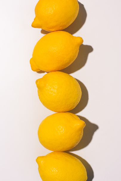 レモンの立面図は、白い表面に行に配置されます。  - 写真・画像