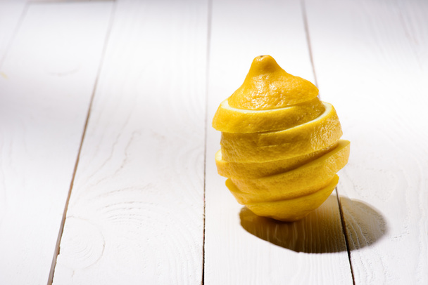 close up view of sliced lemon on wooden table  - Φωτογραφία, εικόνα