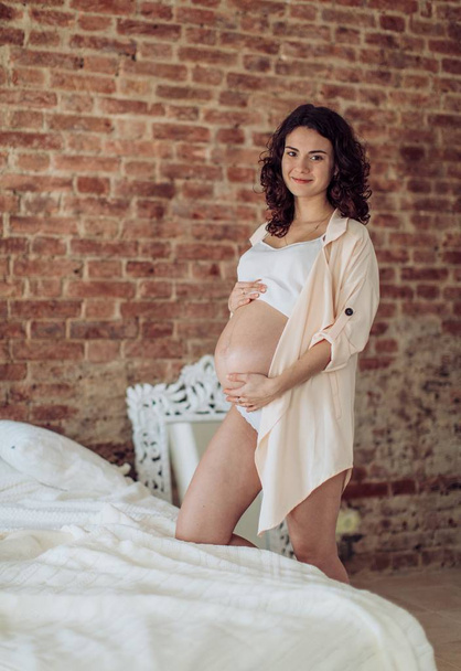 Mulher grávida bonita em seu quarto
 - Foto, Imagem