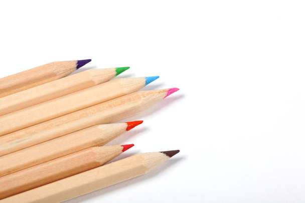 Цветные карандаши на белом фоне - Фото, изображение