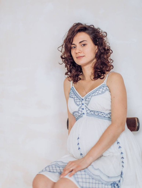 Hermosa mujer embarazada en su dormitorio
 - Foto, imagen