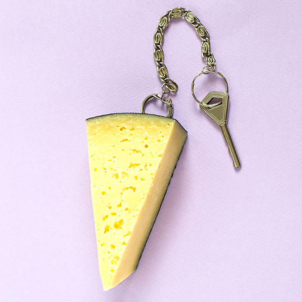 パステル紫背景のキーに、キーホルダーとしてチーズの作品。最小スタイル。独創的なアイデア、想像力とファンタジー。元食品のコンセプト: 良いレシピはおいしいする主な食品 - 写真・画像