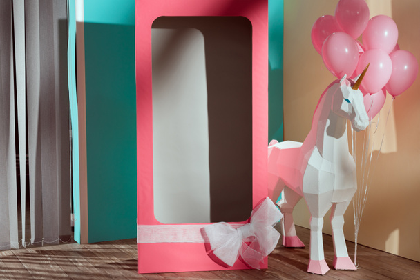 caja decorativa rosa vacía con arco y unicornio con globos rosados
 - Foto, Imagen