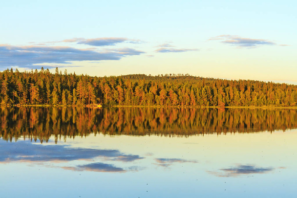 森湖ときれいな森林、夏の風景の場所をリラックス - 写真・画像