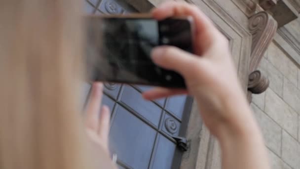 Una chica toma fotos en el teléfono inteligente
 - Metraje, vídeo
