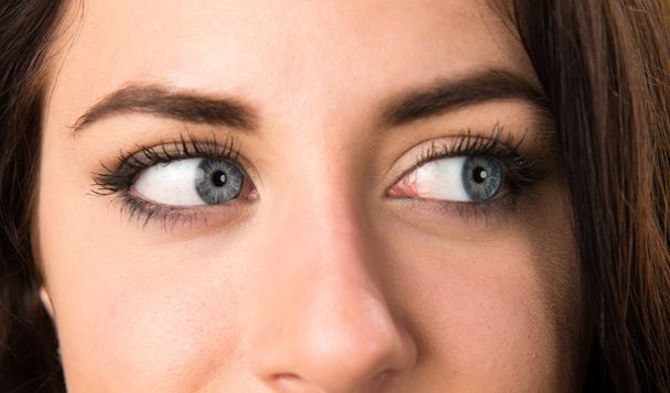 マクロ - 横の女性の目のクローズ アップ - 写真・画像
