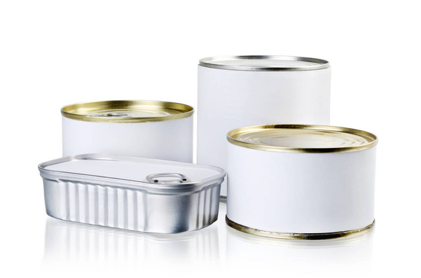 Latas de lata fechadas isoladas sobre branco. Embalagem de alimentos
 - Foto, Imagem