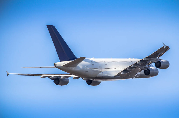 Pasażera samolotu startu w błękitne niebo - Zdjęcie, obraz