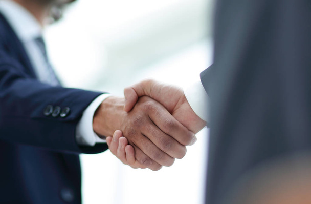 Dois empresários apertando as mãos cumprimentando um ao outro
 - Foto, Imagem