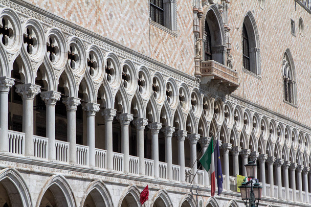 Arcos del Palacio Ducal en Venecia, Italia
 - Foto, Imagen