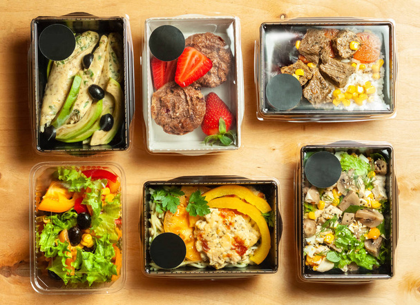 Багато картонних коробок зі смачною та здоровою їжею
 - Фото, зображення