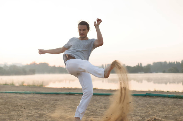 Entrenamiento atlético capoeira performer entrenamiento en la playa sunris
 - Foto, Imagen