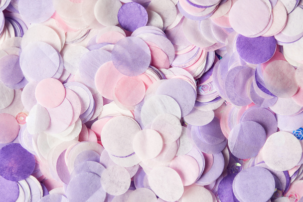 primer plano de piezas de confeti violeta en la superficie
 - Foto, Imagen