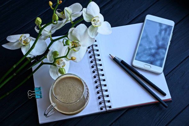 notebook com lápis com xícara de café e telefone
 - Foto, Imagem