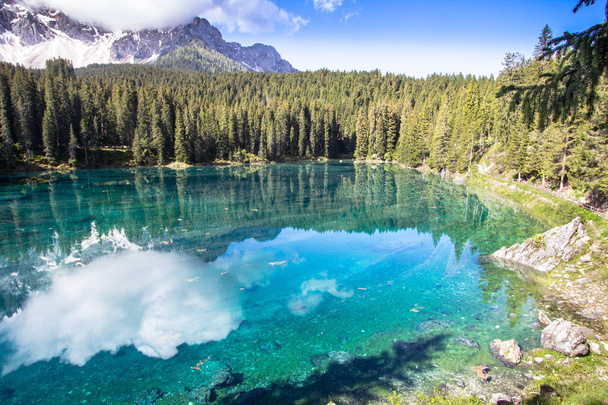 Karersee (Lago di Carezza), tó, a Dolomitok Dél-Tirol, Olaszország - Fotó, kép