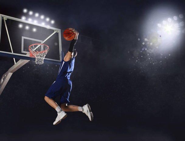 Jogador de basquete em ação no ginásio
 - Foto, Imagem