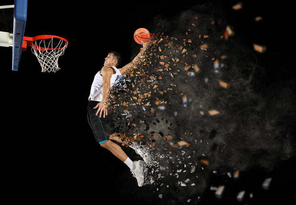 Basketballspieler in Aktion in Turnhalle - Foto, Bild