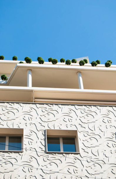 Два окна и геометрические украшения во дворце норвежского консульства
 - Фото, изображение