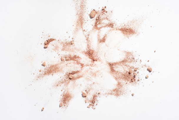 Manchas de cimentación en polvo sobre fondo blanco
 - Foto, Imagen