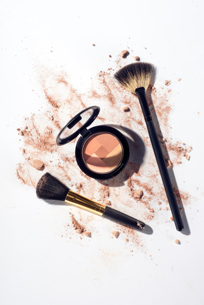 Konturování palety s make-up štětce na bílém pozadí - Fotografie, Obrázek