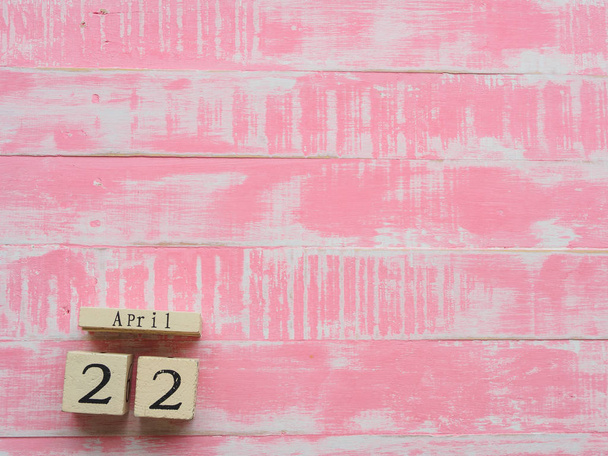 Dřevěný blok kalendář pro Světový den země 22. dubna, světlé růžové dřevěné pozadí textury. - Fotografie, Obrázek