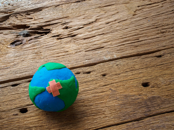 Всесвітній день землі 22 квітня концепція, ручної роботи світу з дерев'яними тлі текстури. - Фото, зображення