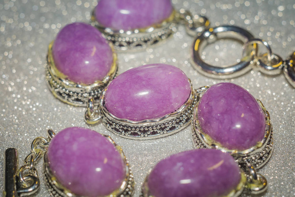 Старовинні срібні прикраси з фіолетовим рожевим каменем, кунзитом, агатом або кварцом
. - Фото, зображення