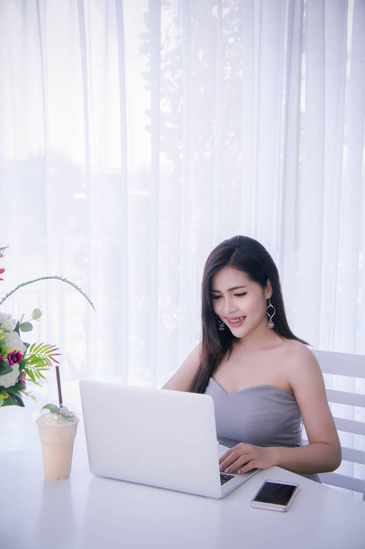 Smart girl travaille sur ordinateur portable, Workingwoman utilisant un ordinateur portable dans la chambre
 - Photo, image