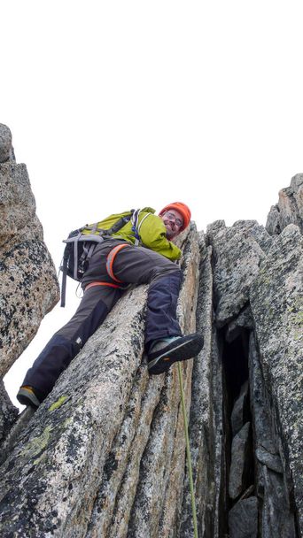 guida alpina maschio conduce arrampicata su un crinale di granito esposto nelle Alpi - Foto, immagini