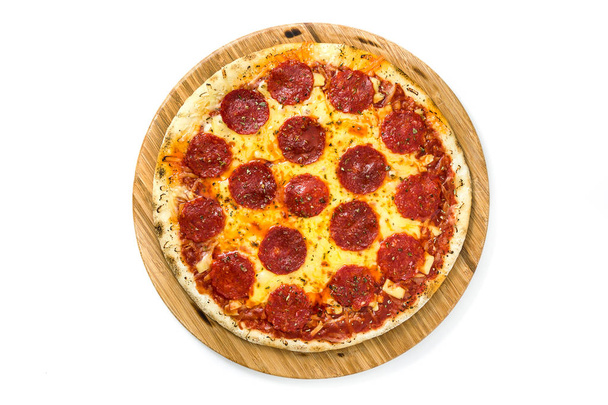 Forró olasz pepperoni pizza elszigetelt fehér background. Szemközti nézet - Fotó, kép